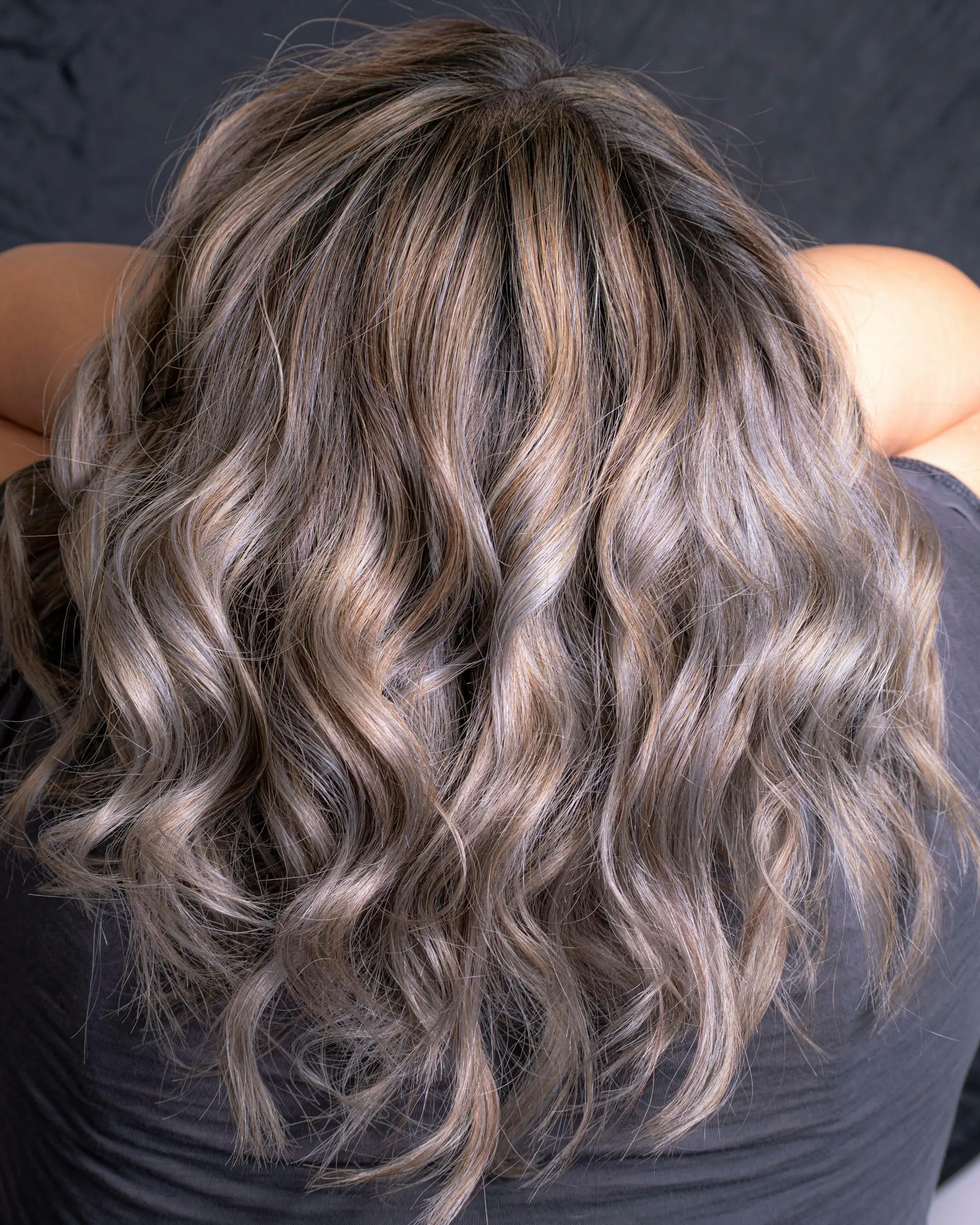 Bild, welches die Haare einer Frau zeigt.
